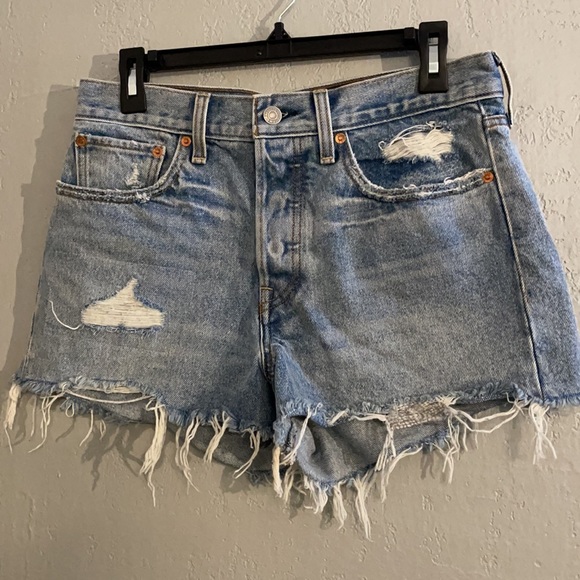 Levi’s Original Cut Off Short - Picture 4 of 11